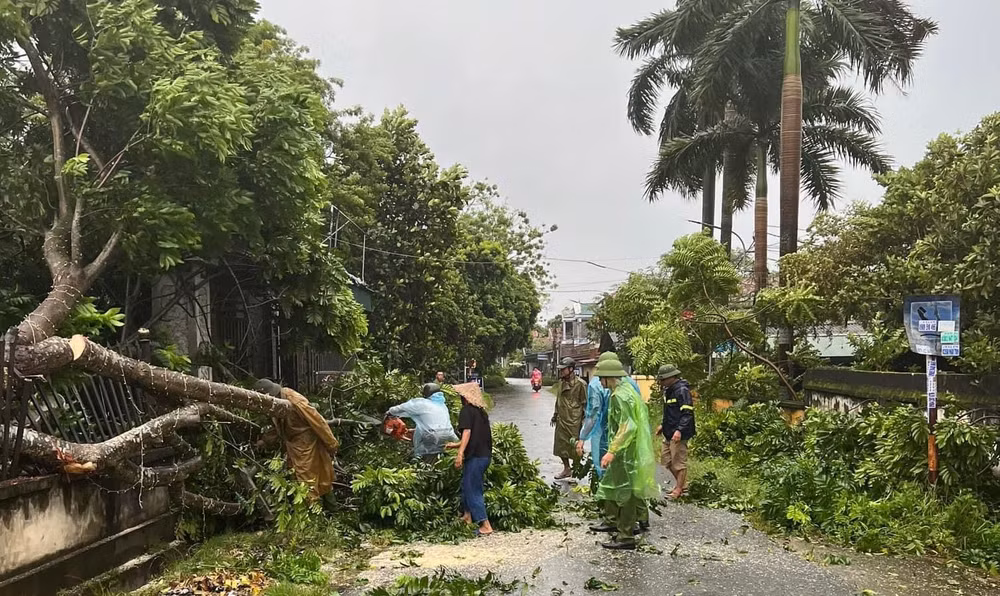 Lực lượng chức năng huyện Thanh Ba khắc phục tình trạng cây gãy đổ ra đường để bảo đảm an toàn giao thông.