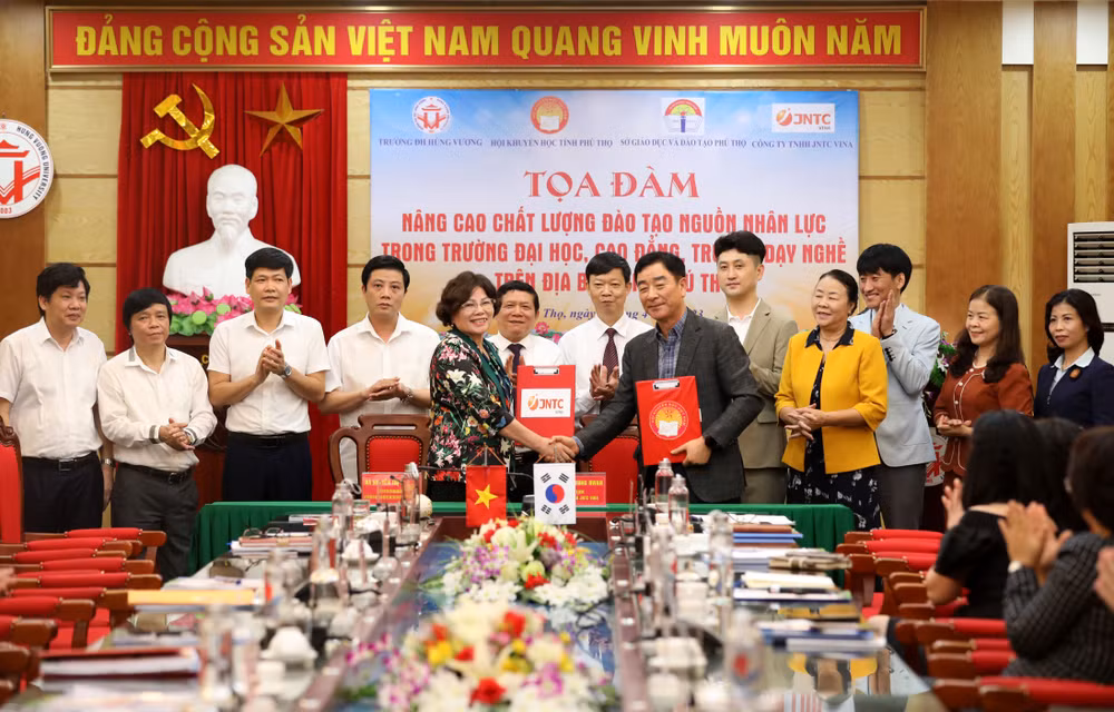 Hội khuyến học tỉnh Phú Thọ và Công ty TNHH JNTC Vina ký thỏa thuận hợp tác tài trợ khuyến học.