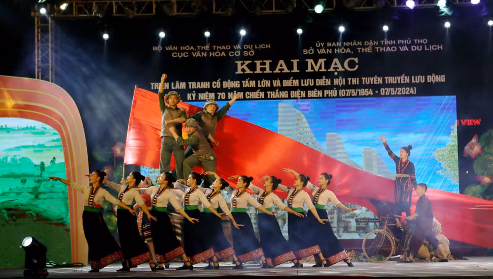 Liên khúc Phú Thọ-Điện Biên vang khúc tự hào do đội tuyên truyền lưu động tỉnh Phú Thọ biểu diễn.