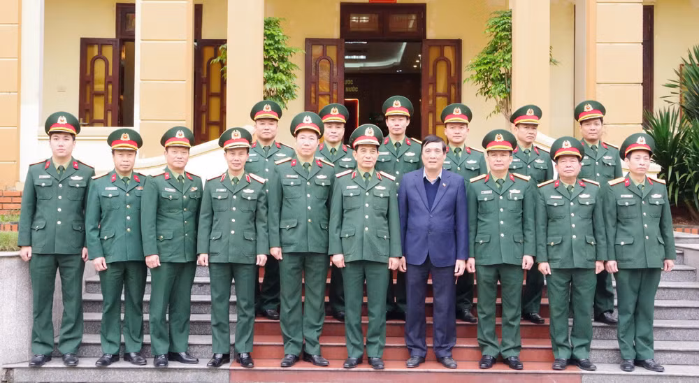 Đại tướng Phan Văn Giang chụp ảnh lưu niệm cùng lãnh đạo Bộ Chỉ huy quân sự tỉnh Phú Thọ.