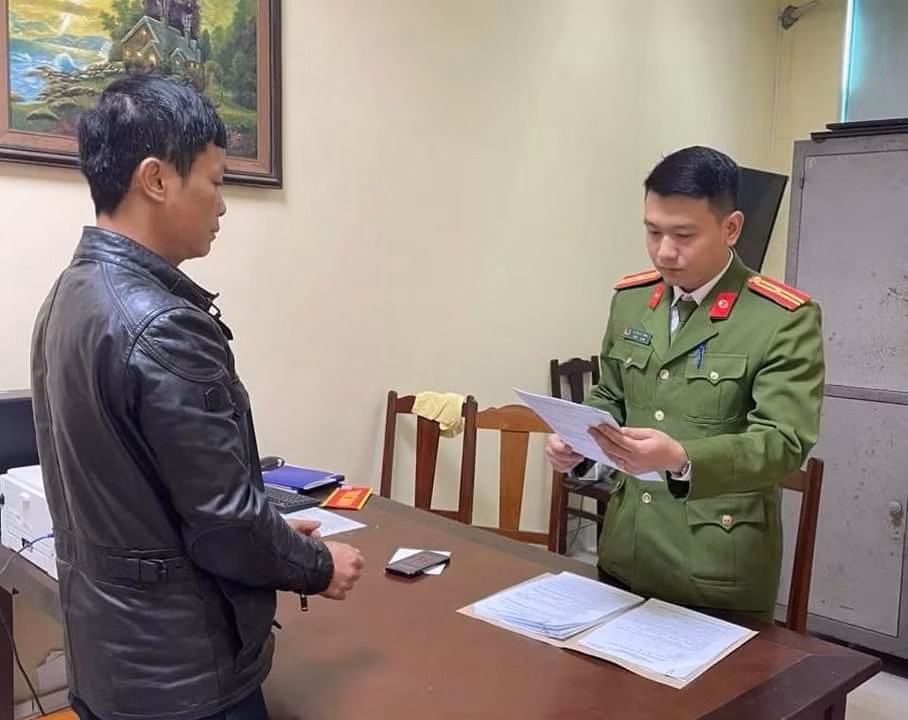 Công an tỉnh Phú Thọ đọc lệnh bắt đối với Phó phòng Tài nguyên và Môi trường huyện Phù Ninh Nguyễn Công Thành. (Ảnh: Công an tỉnh Phú Thọ)