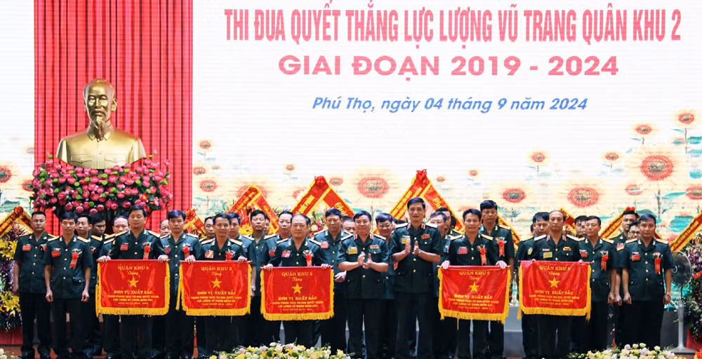 Nhiều điển hình tiên tiến của lực lượng vũ trang Quân khu 2 được khen thưởng.