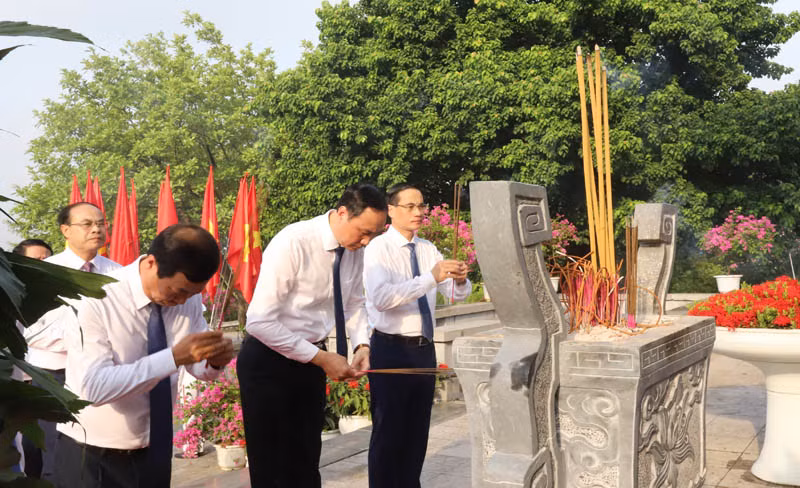 Lãnh đạo tỉnh Phú Thọ dâng hương tưởng niệm các Anh hùng liệt sĩ. Lãnh đạo tỉnh Phú Thọ dâng hương tưởng niệm các Anh hùng liệt sĩ.