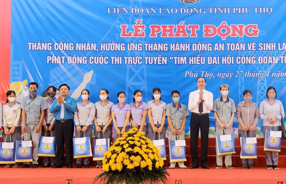 Lãnh đạo tỉnh Phú Thọ trao quà cho đoàn viên, công nhân lao động có hoàn cảnh khó khăn.