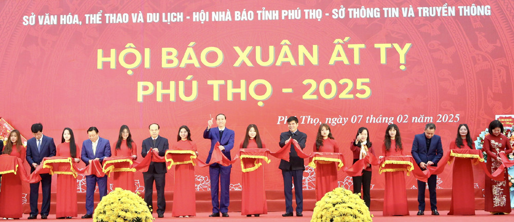 Các đại biểu cắt băng khai mạc Hội báo Xuân tỉnh Phú Thọ năm Ất Tỵ 2025.