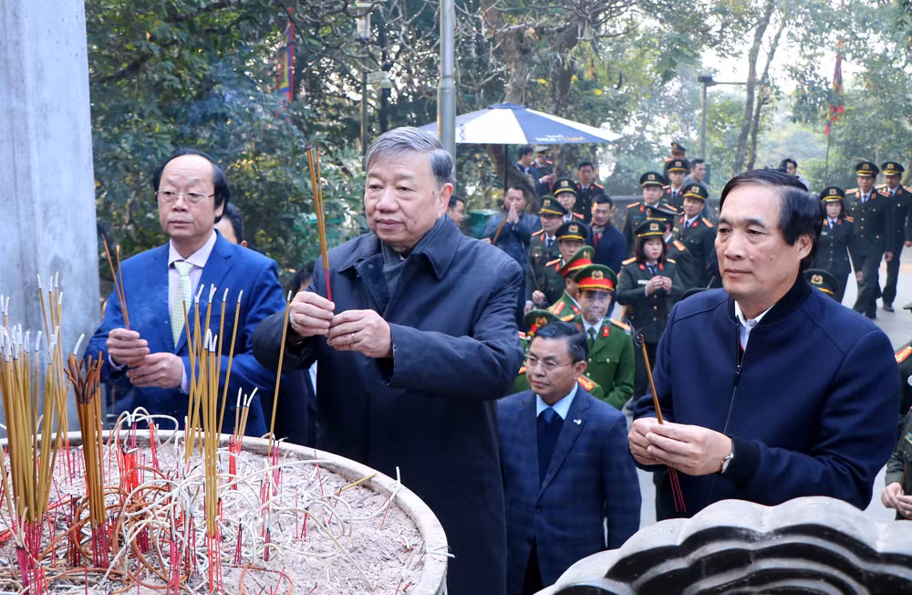 Đại tướng Tô Lâm và Đoàn công tác dâng hương tưởng niệm các Vua Hùng.