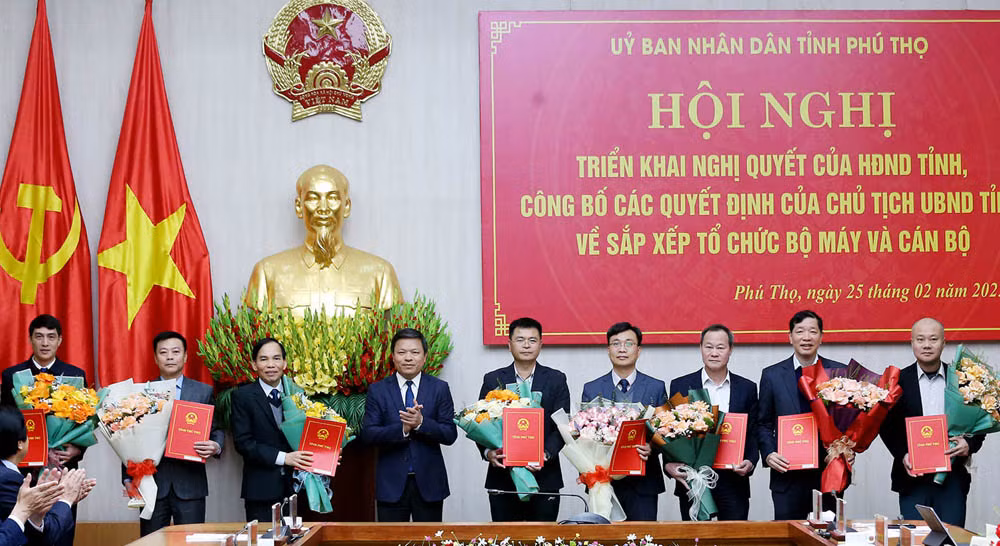 Lãnh đạo tỉnh Phú Thọ trao quyết định bổ nhiệm các đồng chí Phó Giám đốc các sở, ngành sau sáp nhập.