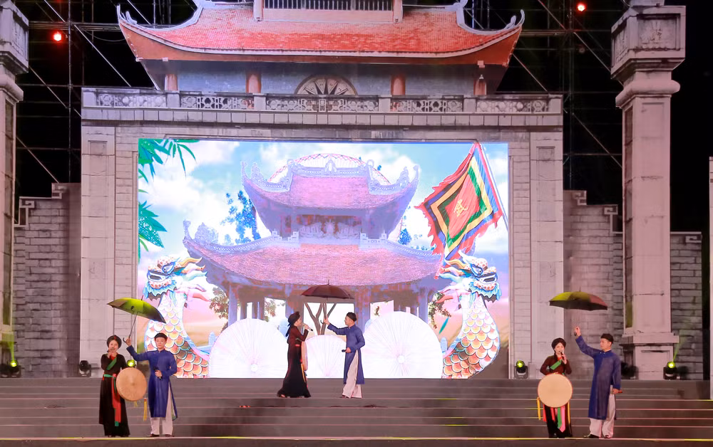 Dân ca quan họ Bắc Ninh được các liền anh, liền chị biểu diễn tại liên hoan