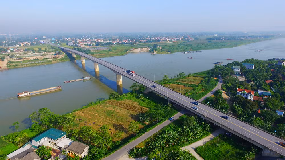 Cầu Vĩnh Phú bắc qua sông Lô nối hai tỉnh Phú Thọ và Vĩnh Phúc được hoàn thành đưa vào sử dụng góp phần phát triển kinh tế-xã hội của tỉnh.