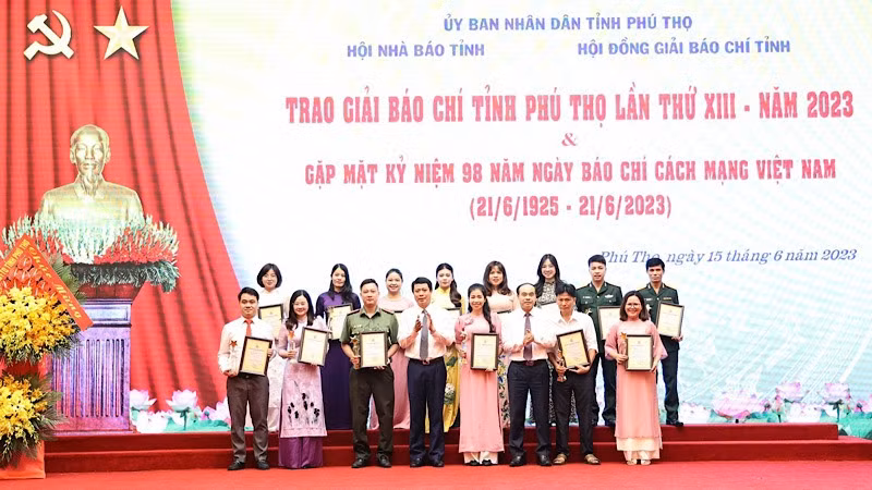 Lãnh đạo tỉnh Phú Thọ trao giải cho các tác giả, nhóm tác giả có tác phẩm đoạt Giải báo chí tỉnh Phú Thọ.
