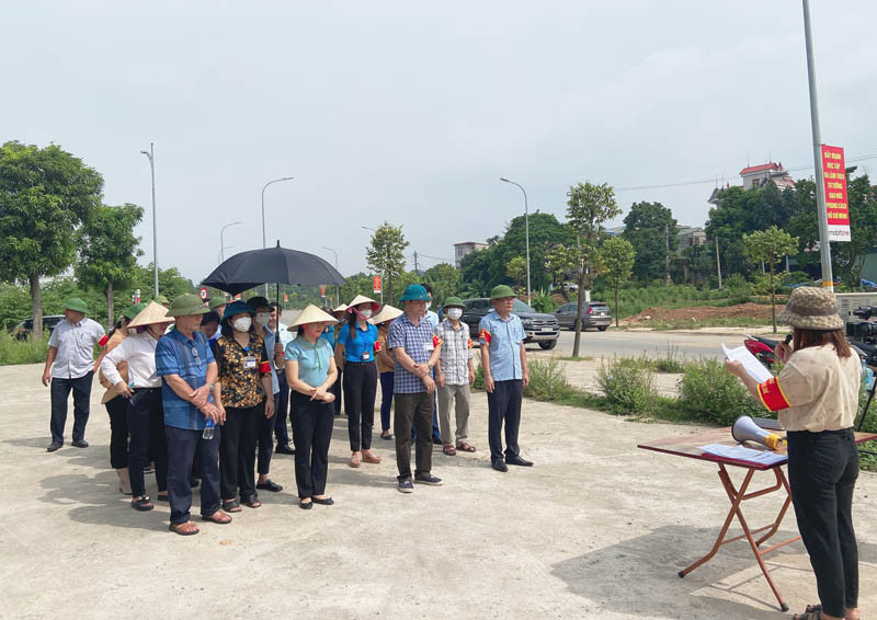 Lực lượng chức năng thành phố Việt Trì đọc quyết định tiến hành cưỡng chế kiểm đếm bắt buộc đối với ba hộ dân xã Trưng Vương.