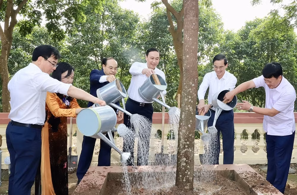 Lãnh đạo tỉnh phú Thọ trồng tại Khu lưu niệm Bác Hồ, xã Đào Xá, huyện Thanh Thủy.