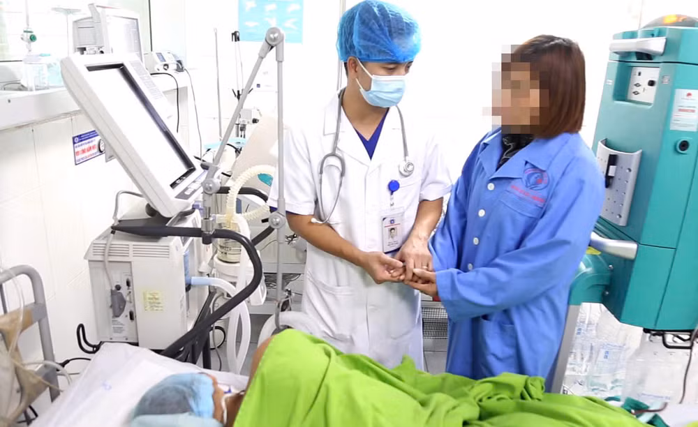 Bác sĩ thăm hỏi động viên người thân của người hiến tạng.