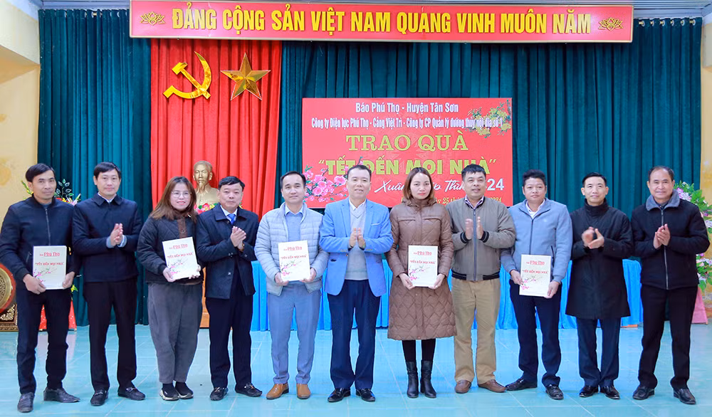 Lãnh đạo Báo Phú Thọ và các nhà tài trợ tặng quà cho các gia đình khó khăn huyện Tân Sơn.