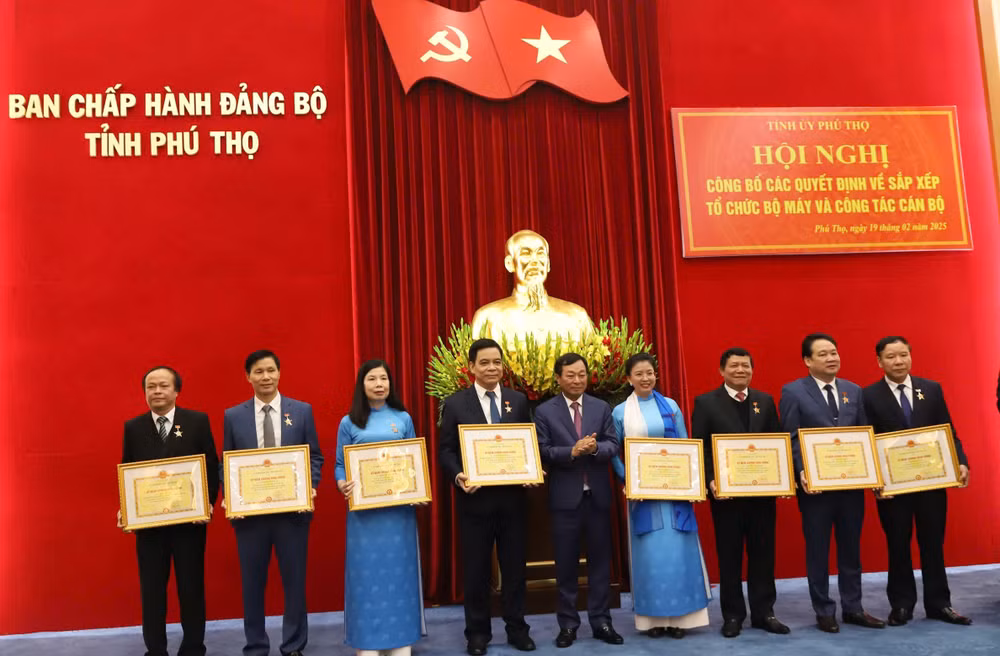 Chủ tịch Ủy ban nhân dân tỉnh Phú Thọ Bùi Văn Quang trao tặng Kỷ niệm chương Hùng Vương, phần thưởng cao quý của tỉnh cho tám cán bộ có nhiều đóng góp cho sự phát triển của tỉnh.