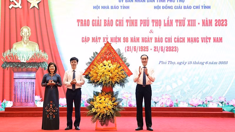 Phó Bí thư Thường trực Tỉnh ủy Phú Thọ Phùng Khánh Tài tặng hoa chúc mừng Ngày Báo chí Cách mạng Việt Nam.