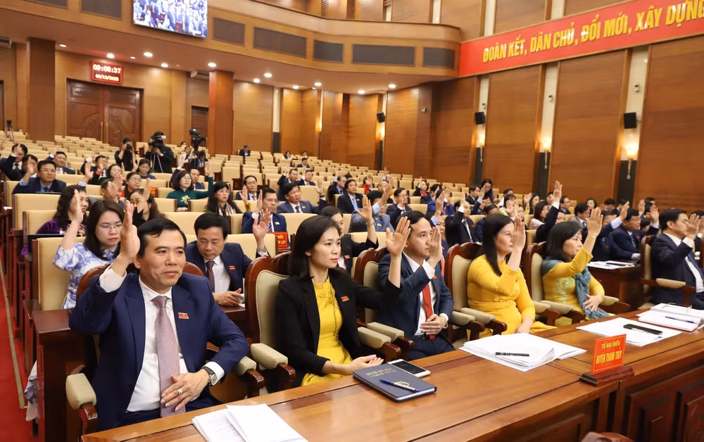 Các đại biểu Hội đồng nhân dân tỉnh Phú Thọ biểu quyết thông qua các Nghị quyết quan trọng.