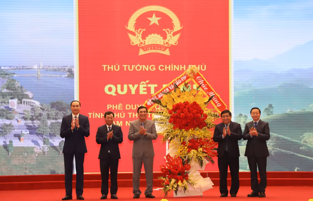 Phó Thủ tướng Trần Hồng Hà và Bộ trưởng Kế hoạch và Đầu tư Nguyễn Chí Dũng tặng hoa chúc mừng Đảng bộ và nhân dân tỉnh Phú Thọ.