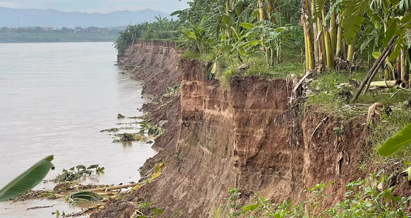 Điểm sạt lở ngày càng lớn cuốn trôi nhiều diện tích hoa màu đe dọa cuộc sống của người dân xã Bản Nguyên.