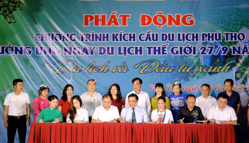 Các doanh nghiệp, đơn vị lữ hành ký kết chương trình hợp tác kích cầu du lịch Phú Thọ.