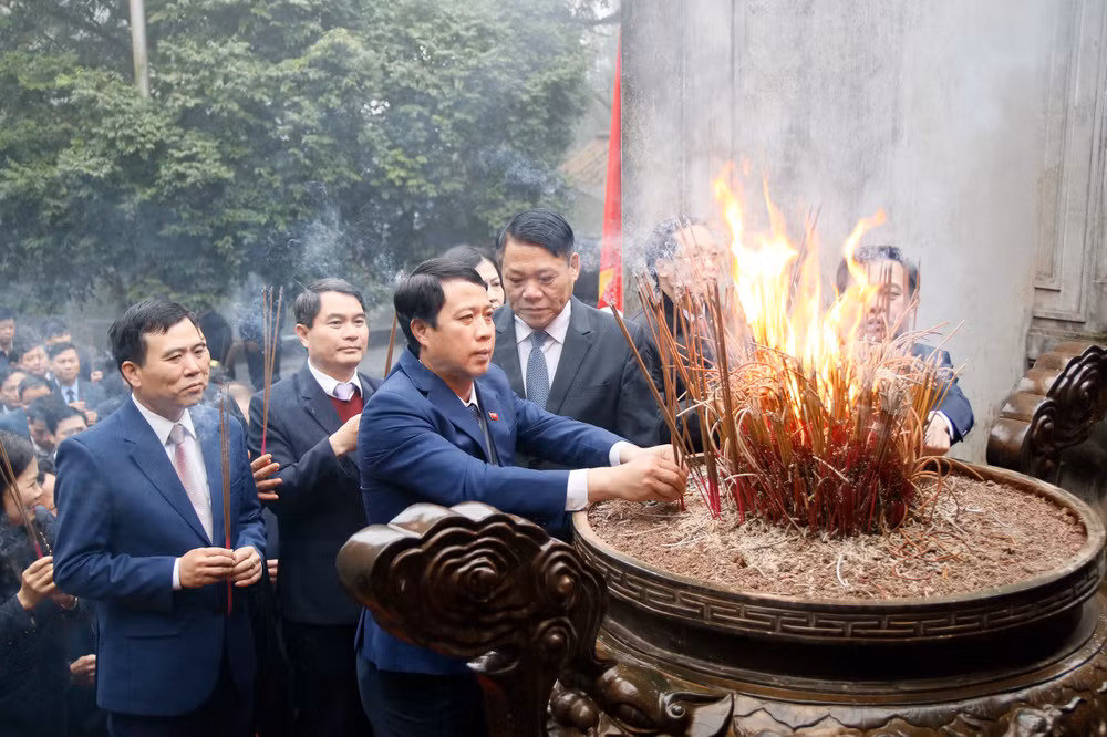 Các đại biểu làm lễ dâng hương tưởng niệm các Vua Hùng.