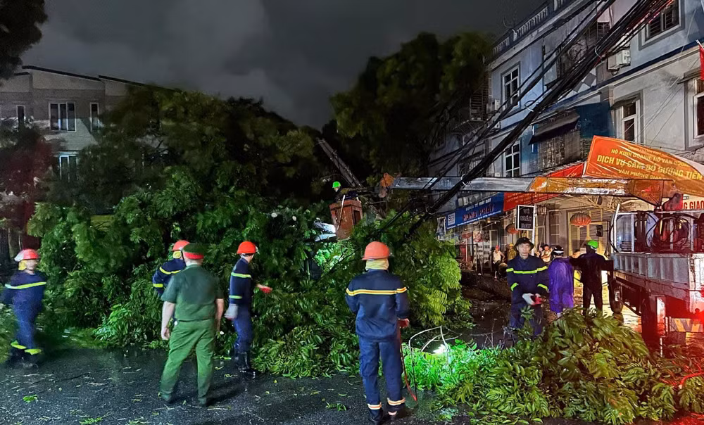 Ngay trong đêm 7/9, lực lượng chức năng tỉnh Phú Thọ đã tập trung khắc phục hậu quả do bão số 3 gây ra tại thành phố Việt Trì.
