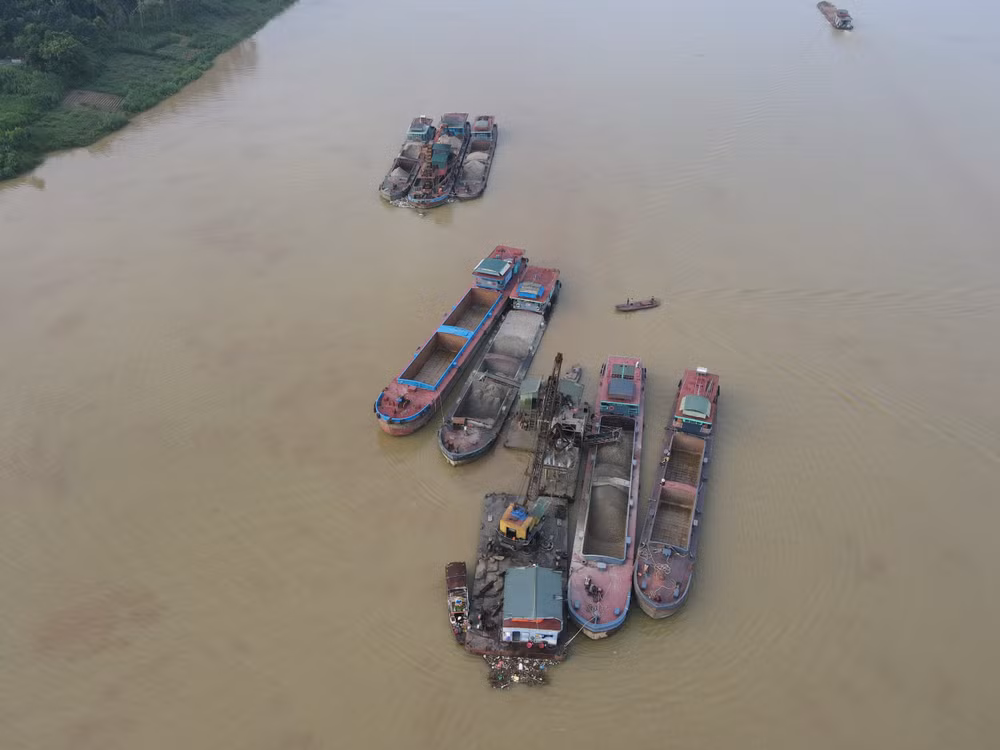 Mỏ khai thác cát, sỏi trên sông Lô thuộc địa bàn huyện Phù Ninh, tỉnh Phú Thọ.