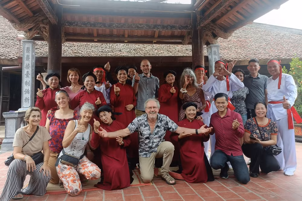 Du khách quốc tế đến tham quan và trải nghiệm hát Xoan tại đình Hùng Lô, thành phố Việt Trì.