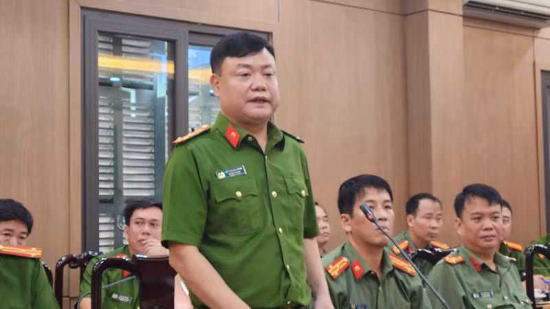 Thượng tá Bùi Quang Khoa trong buổi thông tin cho báo chí về những vụ án lớn đã được Phòng cảnh sát điều tra tội phạm về tham nhũng, kinh tế, buôn lậu triệt phá. Thượng tá Bùi Quang Khoa trong buổi thông tin cho báo chí về những vụ án lớn đã được Phòng cảnh sát điều tra tội phạm về tham nhũng, kinh tế, buôn lậu triệt phá.