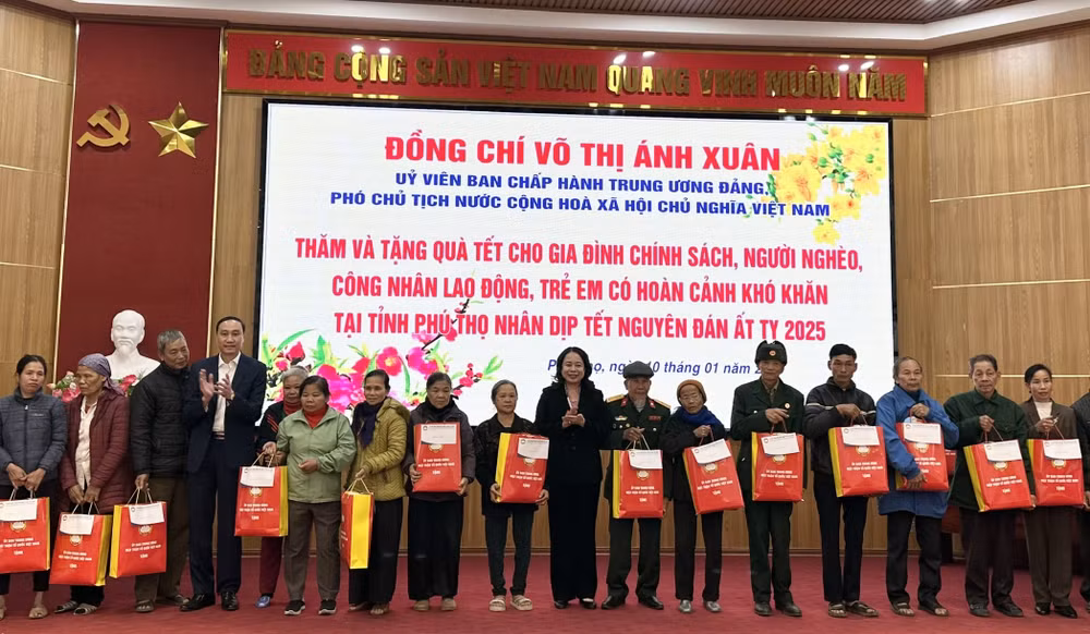 Phó Chủ tịch nước trao quà Tết cho các gia đình chính sách, người có công, người có hoàn cảnh khó khăn trên địa bàn thành phố Việt Trì.