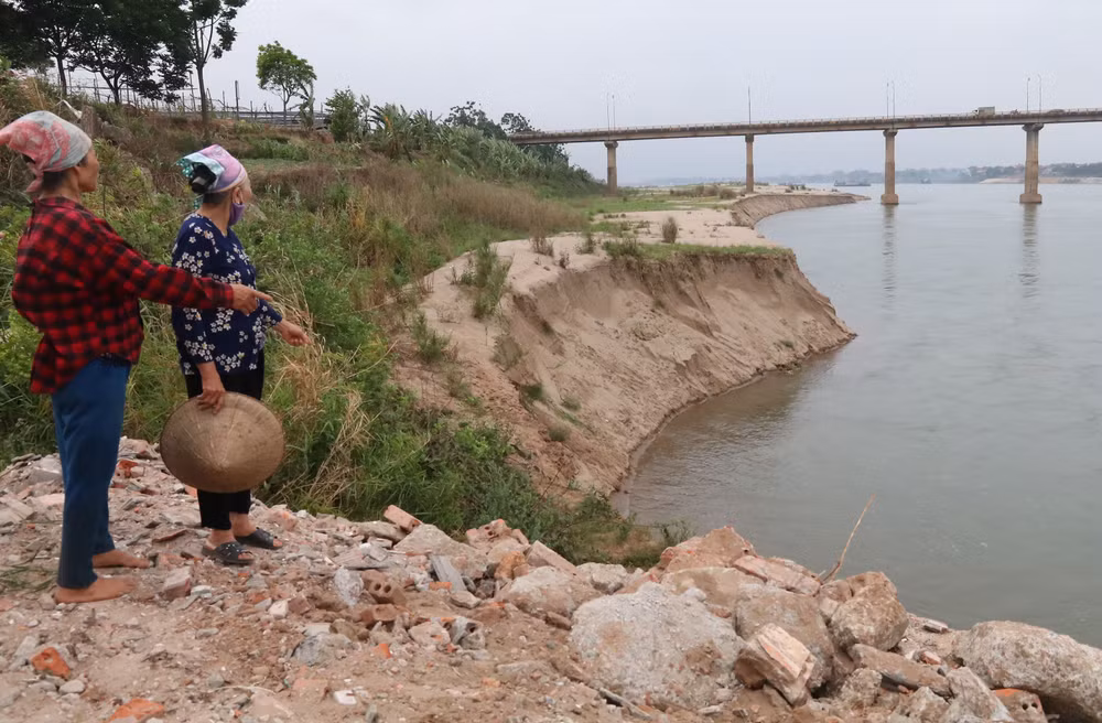 Người dân xã Dân Quyền thấp thỏm lo âu vì tình trạng sạt lở bờ vở sông Đà diễn ra ngày càng nghiêm trọng.