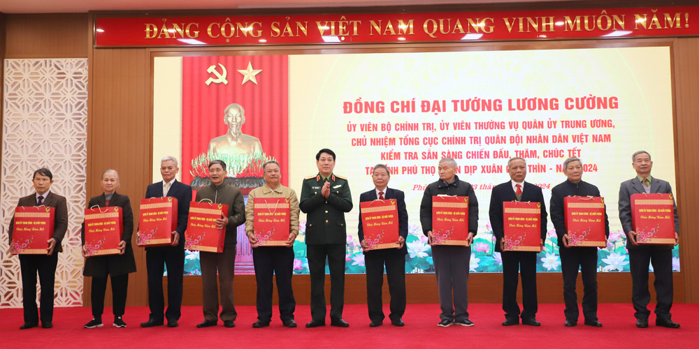 Đại tướng Lương Cường tặng quà cho các gia đình chính sách, người có công tiêu biểu trên địa bàn tỉnh.