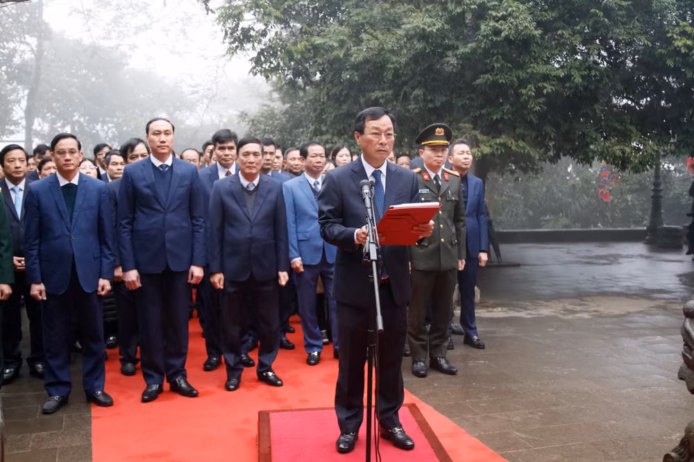 Chủ tịch Ủy ban nhân dân tỉnh Phú Thọ Bùi Văn Quang kính cáo anh linh các vua Hùng về những thành tựu mà nước ta đạt được trong năm vừa qua.