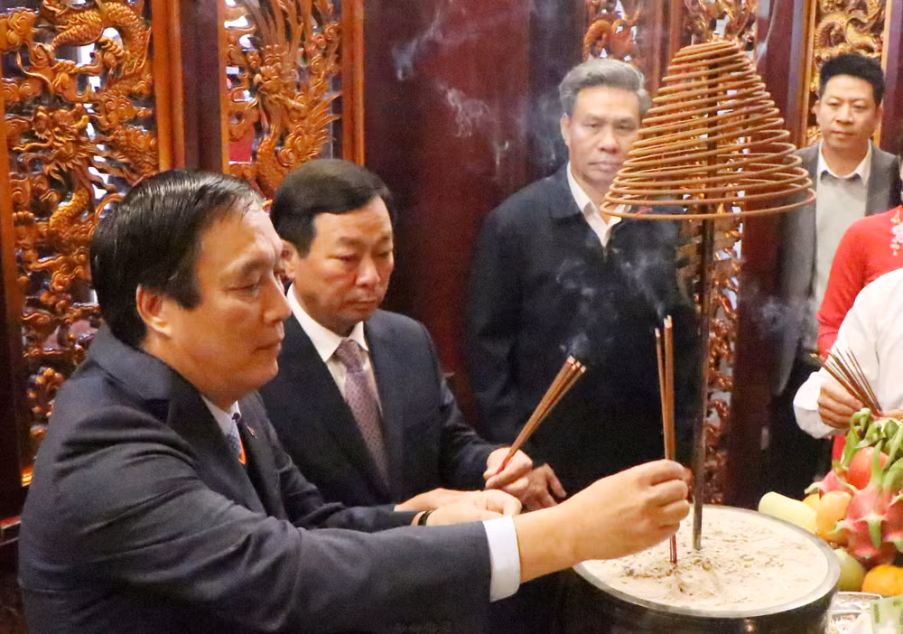 Lãnh đạo tỉnh Phú Thọ dâng hương tưởng niệm các Vua Hùng.