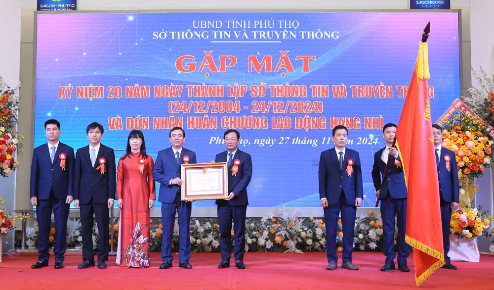 Chủ tịch Ủy ban nhân dân tỉnh Phú Thọ trao Huân chương Lao động hạng Nhì cho ngành thông tin và truyền thông tỉnh Phú Thọ.