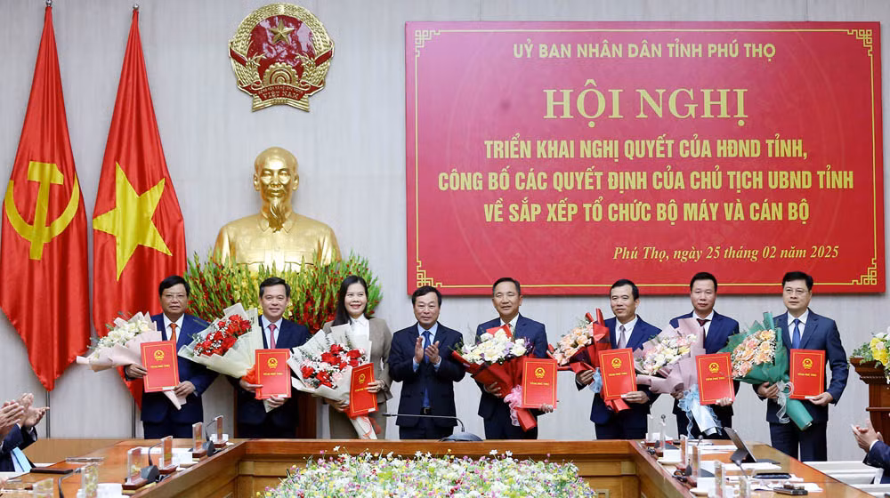 Chủ tịch Ủy ban nhân dân tỉnh Phú Thọ Bùi Văn Quang trao Quyết định bổ nhiệm Giám đốc các sở sau khi sáp nhập.