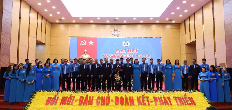 Ban Chấp hành Liên đoàn Lao động tỉnh Phú Thọ nhiệm kỳ 2023-2028 ra mắt Đại hội.