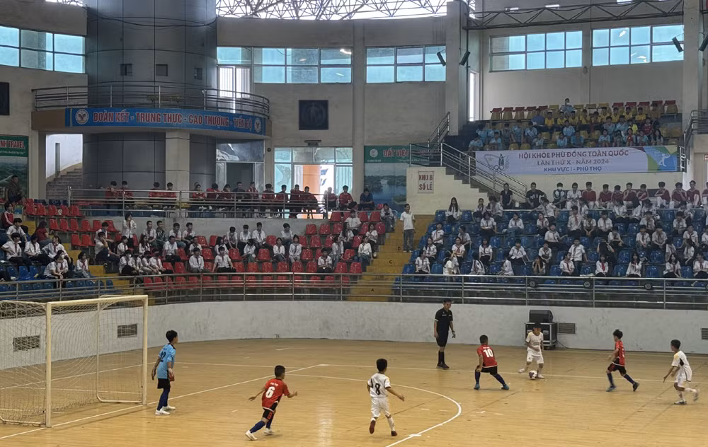 Trận thi đấu bóng đá lứa tuổi tiểu học giữa đội chủ nhà Phú Thọ và đội Cao Bằng.