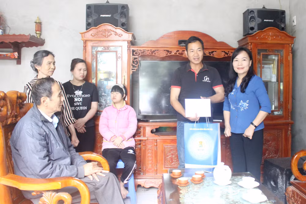 Lãnh đạo tỉnh Phú Thọ thăm hỏi, tặng quà cho công nhân bị tai nạn lao động tại thành phố Việt Trì.