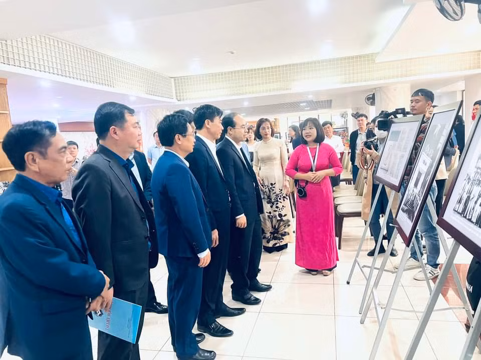 Các đại biểu tham quan trưng bày hình ảnh về chủ đề “Đề cương về Văn hóa Việt Nam - Những dấu ấn lịch sử”.