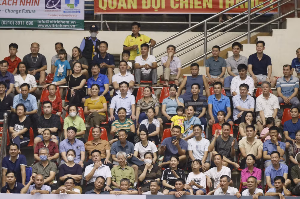 Đông đảo người dân Phú Thọ và du khách đến sân cổ vũ cho các đội bóng.