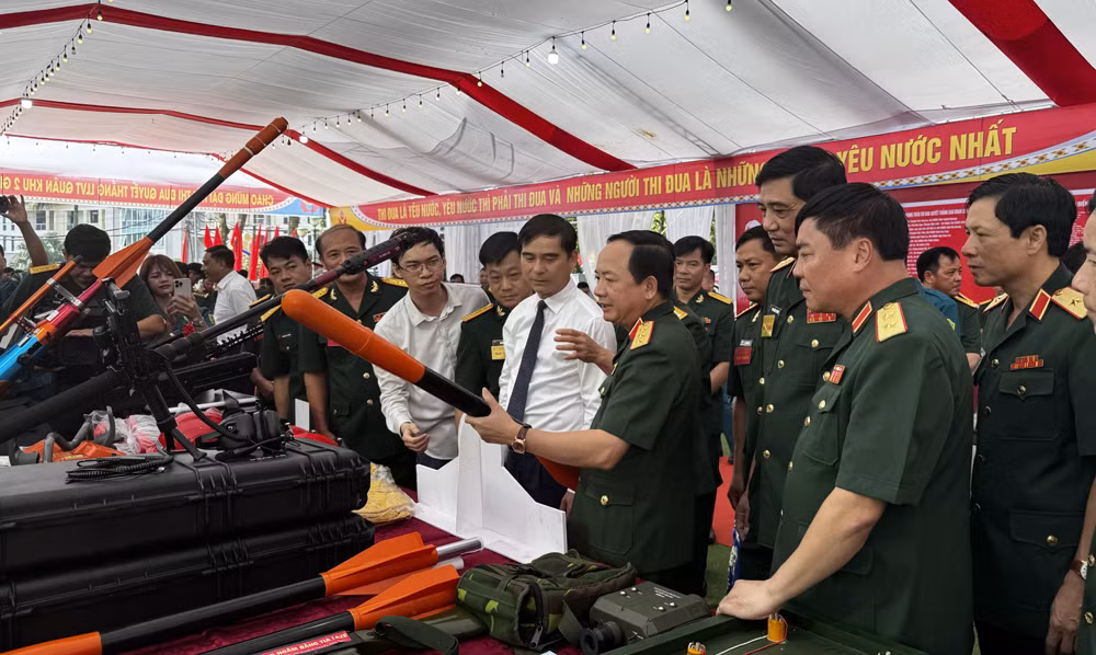 Thượng tướng Trịnh Văn Quyết và các đại biểu tham quan mô hình của lực lượng vũ trang các tỉnh trên địa bàn Quân khu.