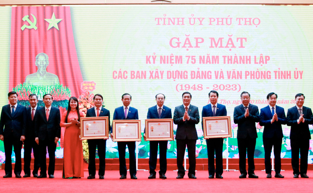 Bí thư Tỉnh ủy Phú Thọ trao tặng Huân chương Độc lập hạng Nhì cho các ban xây dựng Đảng và Văn phòng Tỉnh ủy.