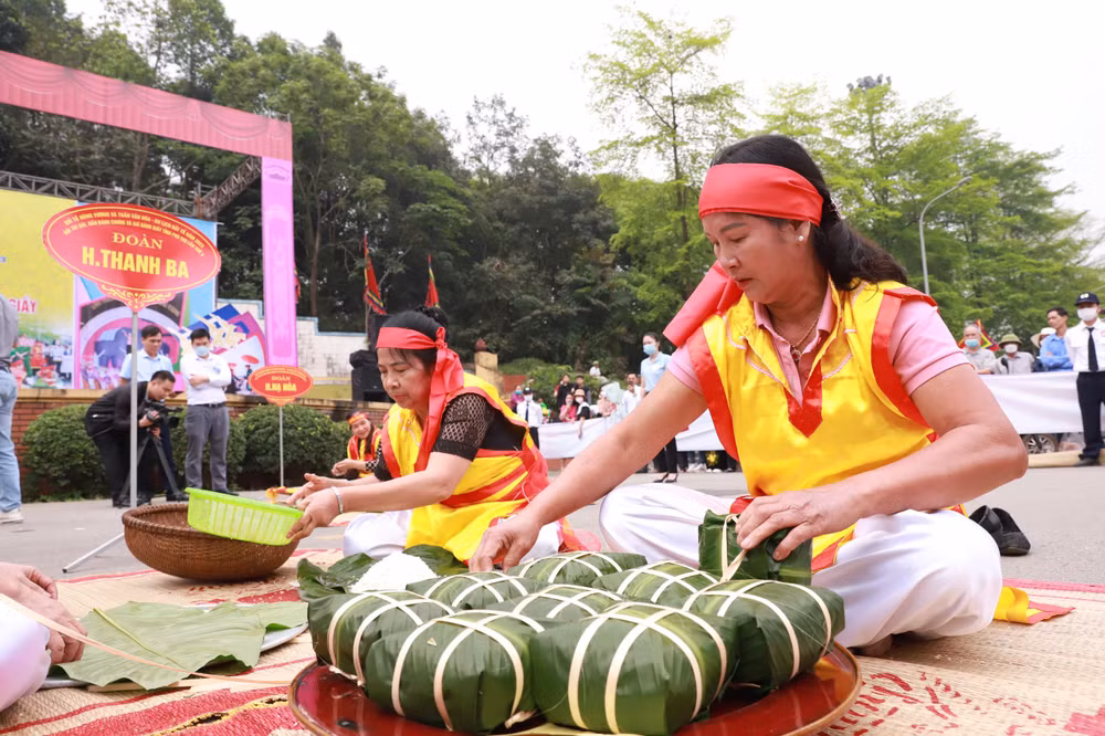 Hội thi có sự góp mặt của 13 đội đến từ 13 huyện, thành, thị trong tỉnh. Mỗi đội tham gia có 3 người và phải gói 10 bánh chưng vuông trong vòng 10 phút.