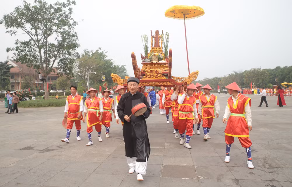 Nghi lễ rước kiệu về Đền Hùng đã trở thành nét đẹp truyền thống của nhân dân các xã, phường vùng ven Khu di tích lịch sử Đền Hùng trong dịp Giỗ Tổ Hùng Vương. Nghi lễ rước kiệu về Đền Hùng đã trở thành nét đẹp truyền thống của nhân dân các xã, phường vùng ven Khu di tích lịch sử Đền Hùng trong dịp Giỗ Tổ Hùng Vương.