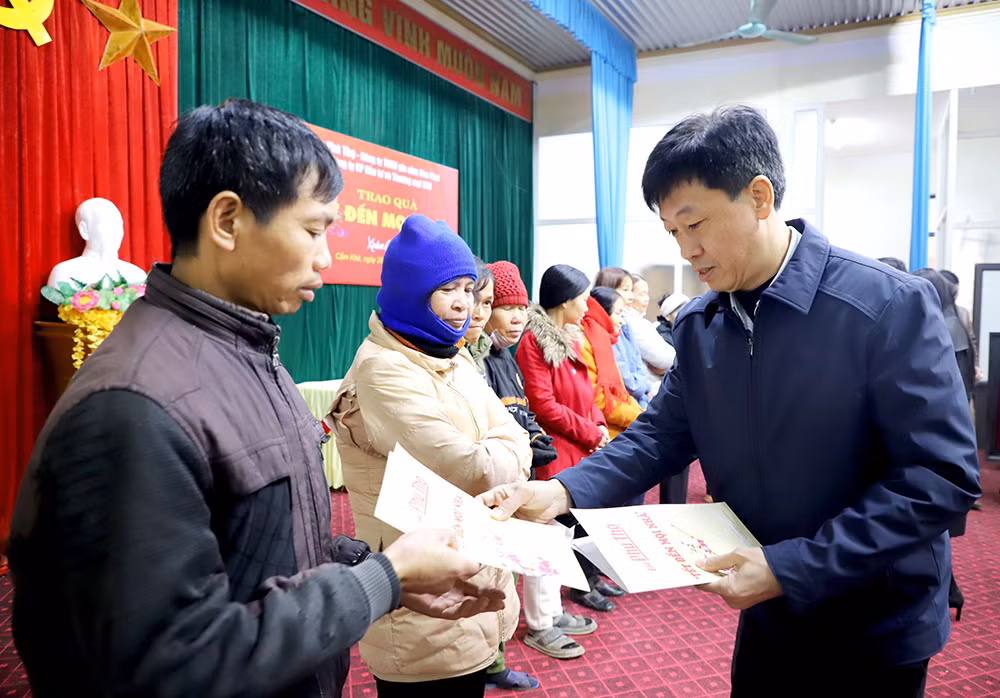 Lãnh đạo Báo Phú Thọ tặng quà Tết cho người nghèo, gia đình có hoàn cảnh khó khăn tại huyện Cẩm Khê.