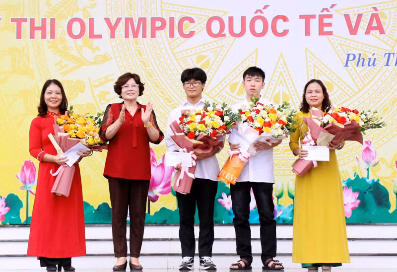 Hội khuyến học tỉnh Phú Thọ đã kịp thời biểu dương, khen thưởng cho hai học sinh đoạt huy chương.