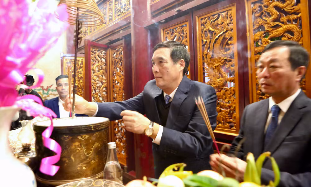 Bí thư Tỉnh ủy Phú Thọ Bùi Minh Châu thay mặt đồng bào cả nước, kiều bào ta ở nước ngoài thành kính dâng hương tưởng niệm các vua Hùng.