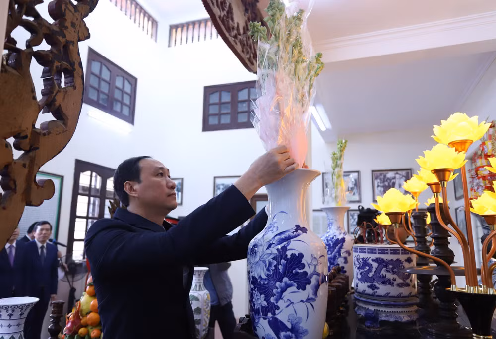 Phó Bí thư Thường trực Tỉnh ủy Phùng Khánh Tài dâng hoa tưởng nhớ Chủ tịch Hồ Chí Minh tại Khu lưu niệm của Người tại xã Đào Xá. 