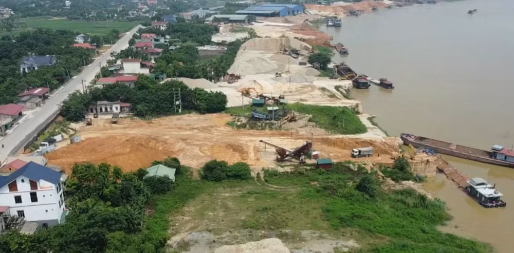 Bến thủy nội địa của hộ bà Bùi Thị Lan Anh, khu 10, xã Tiên Du, huyện Phù Ninh vừa bị xử phạt do vi phạm các quy định về hoạt động bến thủy nội địa.